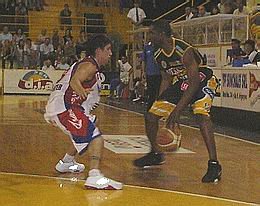 Profit en acción. Pidió siempre la pelota, aunque no tuvo mucha efectividad, lógico, llegó hace apenas unas horas.