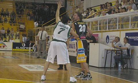 Ginobili y Lábaque, los dos conductores volverán a estar frente a frente (Archivo).