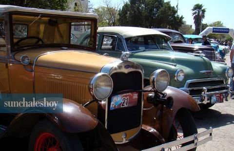 Los autos, estacionados en la plaza Libertad.