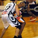 El foráneo arrancó como titular, ante la reserva de Cleotis Brown (Foto: Alejandro Martino). El foráneo arrancó como titular, ante la reserva de Cleotis Brown (Foto: Alejandro Martino).