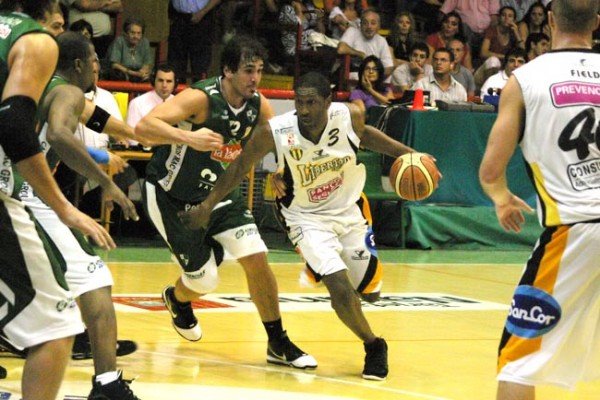 Profit encara ante la marca de Romero (Foto: Diego Rosso).