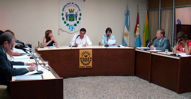 El Concejo no sesionó el lunes sino lo hace en la tarde de hoy. El Concejo no sesionó el lunes sino lo hace en la tarde de hoy.
