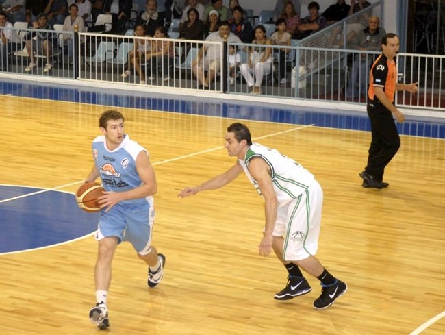Martín marca a Rivero (Foto: La Gaceta).