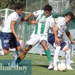 Union_Talleres270311_650 Triverio lucha ante dos defensores de la T.