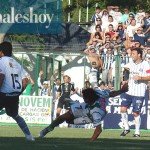 Union_Talleres270311_650-2 Triverio intenta con una tijera pero a pesar de la habilidad, controla Crivelli.