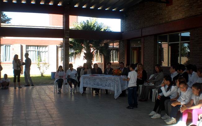 Los visitantes, en la escuela Pioneros (Foto: Gentileza escuela).