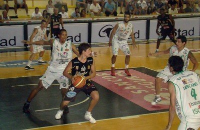 Treise, el goleador de la noche para los locales, busca armar juego (click para ampliar).