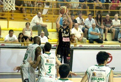 Alloatti se levanta para intentar convertir. Apenas tuvo poco más de 3 minutos en cancha (click en la imagen para ampliar).