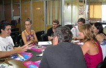 Los ediles junto a los representantes de Vox Rafaela (Foto: Prensa Concejo).