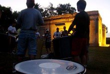 La batucada de Iruya, en este caso, ensayando con la Casa de Carlos Steigleder de fondo (click para ampliar).