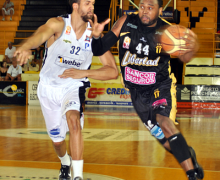 Jasper Johnson penetra en un buen partido el último domingo (Foto: Daniel Ponce).