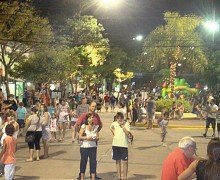 Así lucía la avenida Independencia, con cientos de personas recorriéndola.