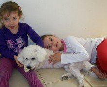 La perrita extraviada -Nubi- con sus dos dueñas.