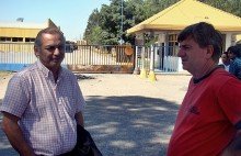 El representante local de los trabajadores -a la derecha- junto al delegado provincial.