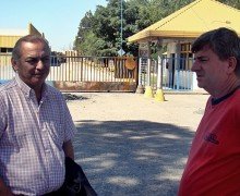 El representante local de los trabajadores -a la derecha- junto al delegado provincial.