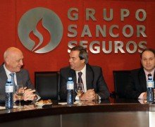 El Gobernador, con las autoridades de la empresa y el Intendente (Foto: Prensa Provincia - click para ampliar).