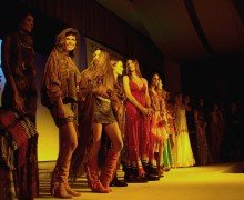 Las modelos, juntas, en el cierre final (click para ampliar).