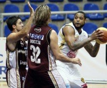 Graves intenta, fue un buen partido del foráneo pero no alcanzó (Foto: NBB).