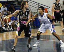 Ginóbili arma juego, ante Minas Tennis, en una de las últimas participaciones internacionales de los Tigres (Archivo - Fibaamericas).