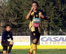 Lastra festeja el segundo gol de Libertad, detrás, el arquero de Tiro se muestra abatido (click para ampliar).