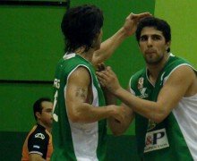 Ríos, felicita a Vittar. Ambos encestaron 14 puntos ayer y fueron fundamentales en la ofensiva local.