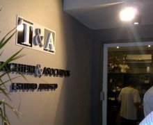 El ingreso al buffete de abogados de Trinchieri.