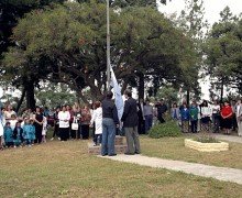 Bolatti y autoridades, junto a la Bandera en el acto de hoy por la mañana.