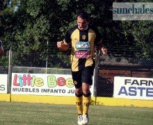 Berardi festeja su gol, también había marcado en Cipoletti (click para ampliar).