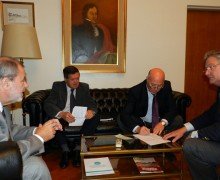 Fascendini y el titular de Asociativismo junto a los representantes de Casa Cooperativa (Foto: Prensa Provincia).