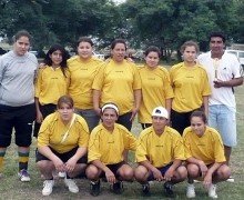 Las chicas que forman parte del plantel de fútbol femenino de la Vecinal 9 de Julio.