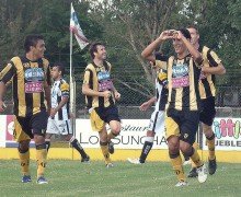 Quiroga, brazos en alto, unidos, celebra su tanto (click para ampliar).