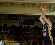En soledad. Por momentos, Alloatti fue el único que pudo jugar con tranquilidad en Libertad.