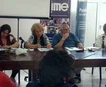 Detalle de la mesa cabecera de la reunión del sábado.