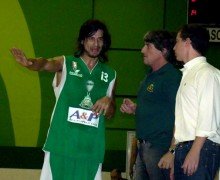 Ríos e Hiriart dialogan en un alto del partido, ordenando cómo seguirá el mismo.
