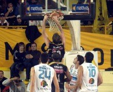 Alloatti vuelca la pelota ante la marca de Mata y la mirada de Gutierrez (click para ampliar).