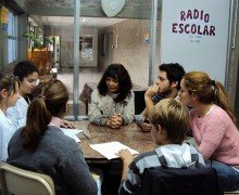 Los alumnos en el programa radial junto a sus visitantes (click en la imagen para ampliar).