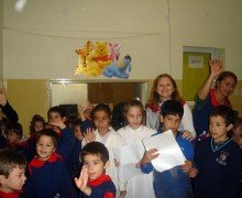 Los chicos de la escuela Mitri, junto a los pequeños del San José.