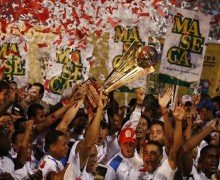 Los de Olimpia, nuevamente celebrando un título junto a Danilo Tosello, ahora como DT (Foto: El Heraldo).