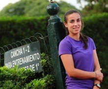 Paula, con una cancha de fondo, su lugar en el mundo (Foto: Marcelo Aballay).