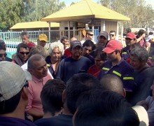Los trabajadores de la planta local de Smurfit, junto a su secretario Alberto Monzón, en una de las asambleas realizadas.