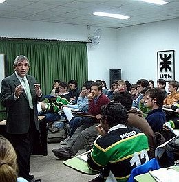 Rubén González, durante un tramo de la última charla en la UTN de Rafaela.