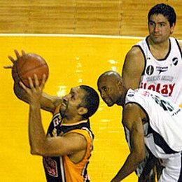 Benítez seguirá batallando bajo los cristales aurinegros.