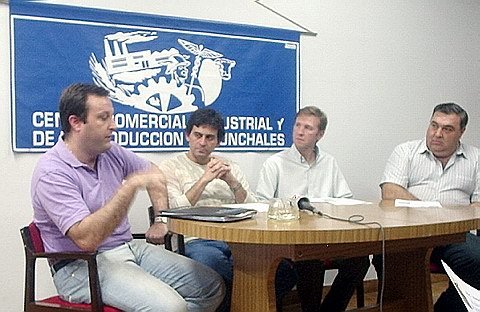 Integrantes de la cámara de Transporte local Adrián y Alejandro Ferrero, en los extremos, junto al intendente Gonzalo Toselli y al presidente del Centro Comercial, Daniel Massola.