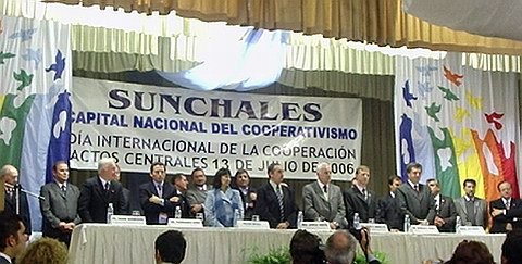 Las autoridades antes de dar comienzo al acto. Al centro, de celeste, Felisa Miceli.