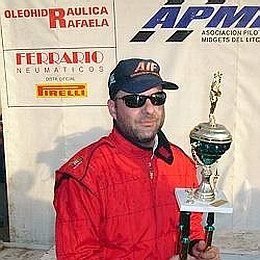 El sunchalense, con la copa obtenida el fin de semana (midgetsdellitoral.com.ar).