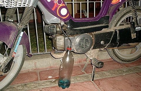 La moto en el momento del alerta de los vecinos.