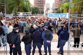 Los productores, entregando el petitorio (El Litoral).