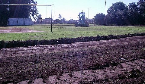 La máquina trabajando en el predio. En la parte inferior de la toma, la pista tal como va quedando.
