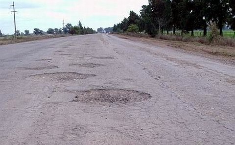 Este era el aspecto que presentaba la ruta que en el tramo Aldao - Ruta 34 recibió una capa de pavimento, no cambiando desde la base como en el tramo oeste.