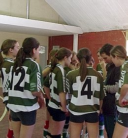 Las chicas albiverdes en un alto de la competencia.